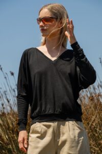 Merino halenka s netopýřím rukávem a výstřihem do V dámské – černá (135 g)