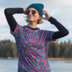 Dámské funkční tričko s růžovým vzorem z merino vlny – ideální pro turistiku, sport i cestování.