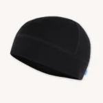 Jednoduchá černá čepice s jednoduchým prošíváním a malou modrou visačkou na boku, zobrazená na bílém pozadí.