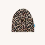 Kšiltovka s hnědočerným leopardím vzorem a malou modrou visačkou na boku, zobrazená na hladkém světlém pozadí.