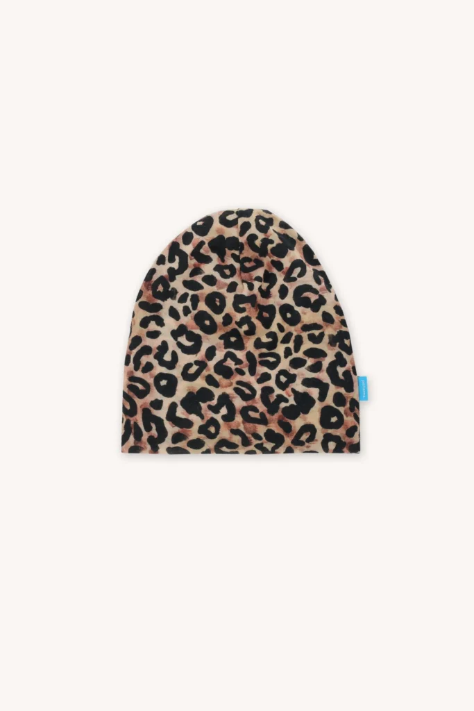 Kšiltovka s hnědočerným leopardím vzorem a malou modrou visačkou na boku, zobrazená na hladkém světlém pozadí.