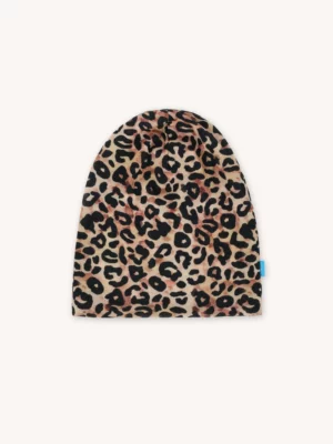 Čepice se vzorem leopardího vzoru.