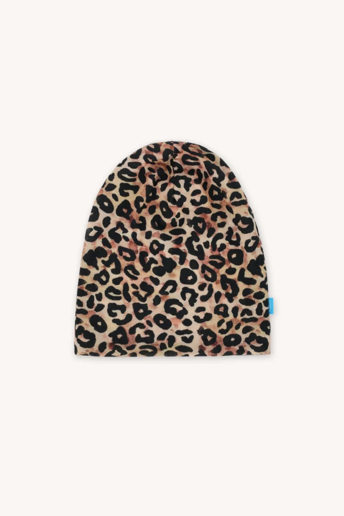 Čepice se vzorem leopardího vzoru.