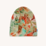 Kšiltovka s geometrickým vzorem v akvarelových odstínech zelené, oranžové a čajové barvy na světlém pozadí.