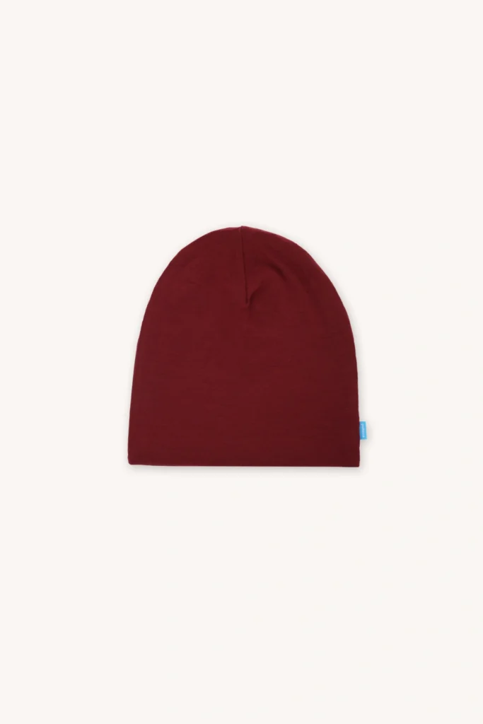 Jednoduchá tmavě červená čepice s kšiltem zobrazená na světlém, smetanově bílém pozadí s malou modrou visačkou na pravé straně.