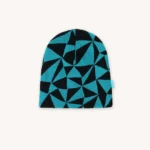 Čepice s kšiltem s výrazným geometrickým vzorem modrých a černých trojúhelníků na světlém pozadí. Čepice má na jedné straně malou světle modrou visačku.