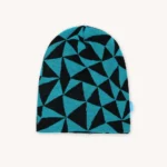 Modrá čepice s kšiltem s abstraktním černým geometrickým trojúhelníkovým vzorem zobrazeným na hladkém světlém pozadí.