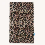 Obdélníkový látkový nákrčník s hnědým, černým a hnědým leopardím vzorem, položený na světlém pozadí.