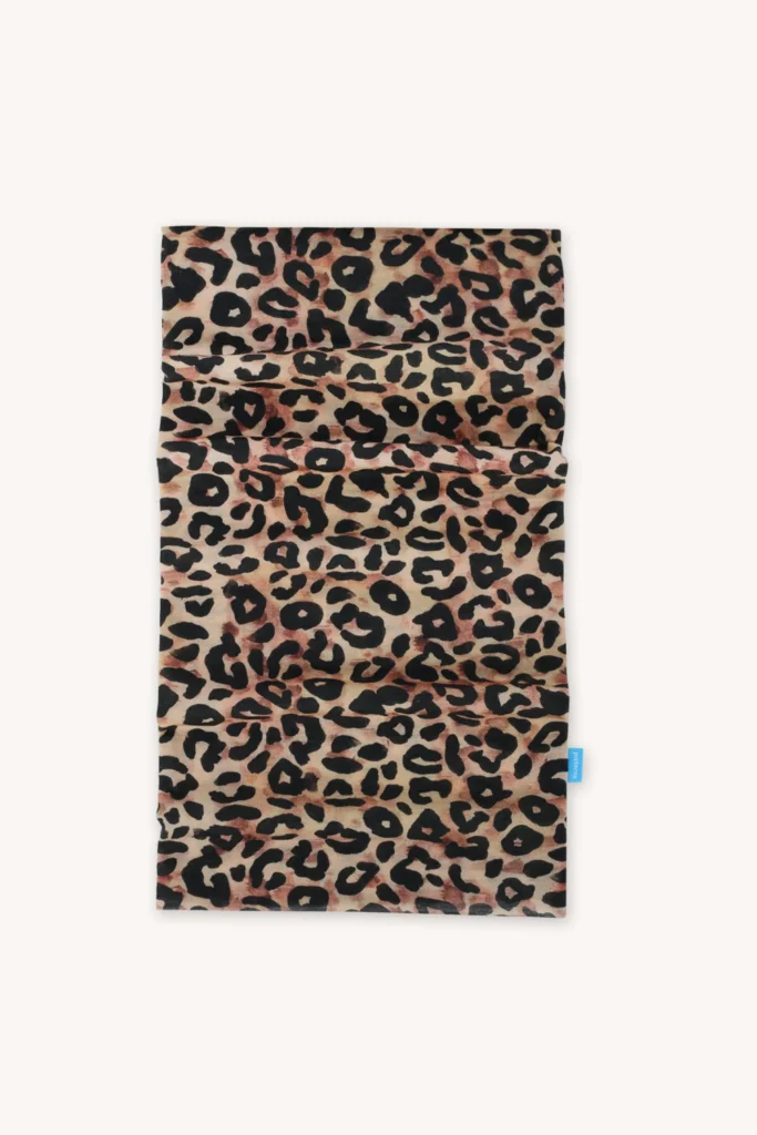 Obdélníkový látkový nákrčník s hnědým, černým a hnědým leopardím vzorem, položený na světlém pozadí.