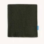 Čtvercový tmavě zelený žebrovaný nákrčník s malou modrou visačkou na pravé straně, zobrazený na světlém pozadí.