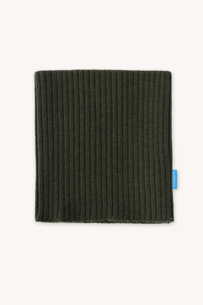 Čtvercový tmavě zelený žebrovaný nákrčník s malou modrou visačkou na pravé straně, zobrazený na světlém pozadí.