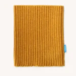 Čtvercová hořčicově žlutá žebrovaná pletenina s malou modrou visačkou na pravém okraji, položená na světlém podkladu.