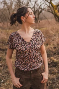 Merino tričko s výstřihem do V dámské – leopard (135 g)