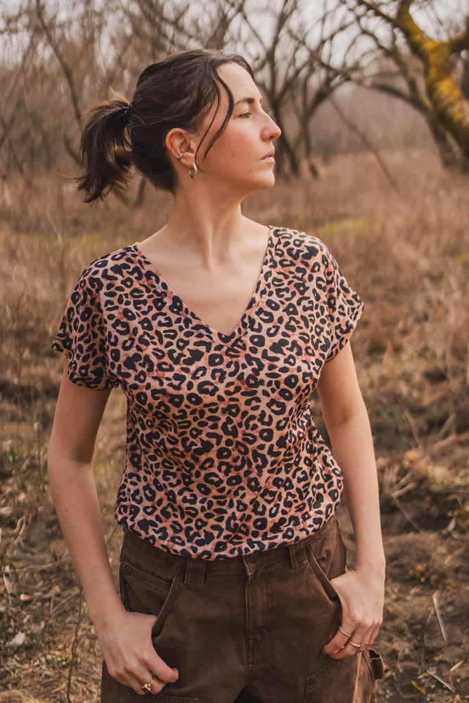 Merino tričko s výstřihem do V dámské – leopard (135 g)