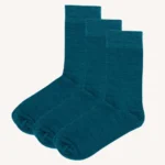 Tři páry ponožek v barvě teal jsou úhledně uspořádány v řadě na světlém pozadí.