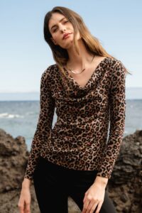 Merino halenka s dlouhým rukávem a vodovým výstřihem – černý leopard (135 g)