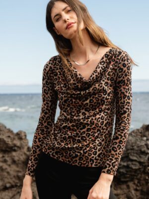 Merino halenka s dlouhým rukávem a vodovým výstřihem – černý leopard (135 g)
