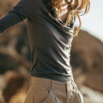 Merino halenka s dlouhým rukávem a vodovým výstřihem – šedá (135 g)