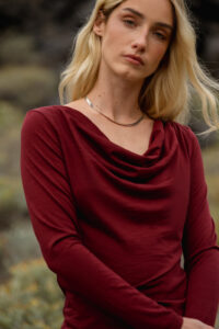 Merino halenka s dlouhým rukávem a vodovým výstřihem – bordo (135 g)