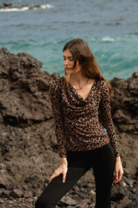 Merino halenka s dlouhým rukávem a vodovým výstřihem – černý leopard (135 g)
