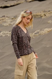 Merino halenka s netopýřím rukávem a výstřihem do V dámské – černý leopard (135 g)