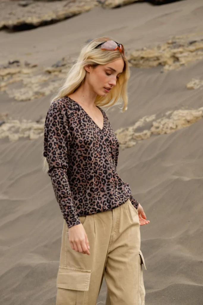 Merino halenka s netopýřím rukávem a výstřihem do V dámské – černý leopard (135 g)