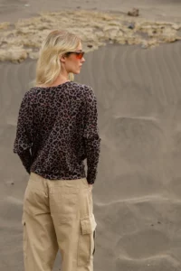 Merino halenka s netopýřím rukávem a výstřihem do V dámské – černý leopard (135 g)