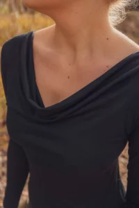 Merino halenka s dlouhým rukávem a vodovým výstřihem – černá (135 g)