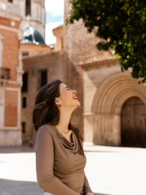 Bluzka z wełny merino długim rękawem z dekoltem woda mocha