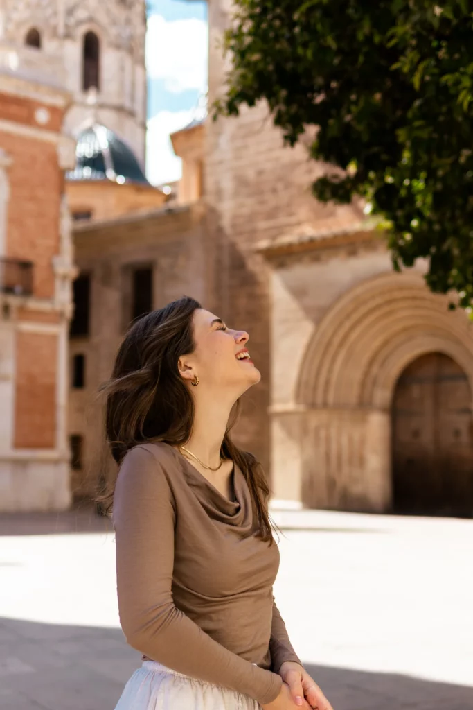 Bluzka z wełny merino długim rękawem z dekoltem woda mocha